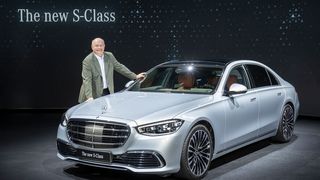 Baureihenverantwortlicher Uwe Ernstberger an der Mercedes-Benz S-Klasse. (Bild: Auto-Medienportal.Net/Daimler)