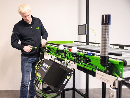 30 Prozent weniger Aufwand für die elektrische Installation: Beim Vario-X System schließen die Kunden alle Komponenten direkt im Feld an dezentrale I/O-Module an.  (Bild:  Murrelektronik)