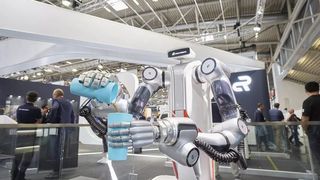 Darauf kann angestoßen werden! Die Messe München wird nämlich Anfang März 2027 die Automatica nach China bringen. Und zwar nach Shanghai. Ob dieser Barkeeper-Roboter auch vor Ort sein wird, ist (noch) nicht bekannt ... (Bild: Messe München)