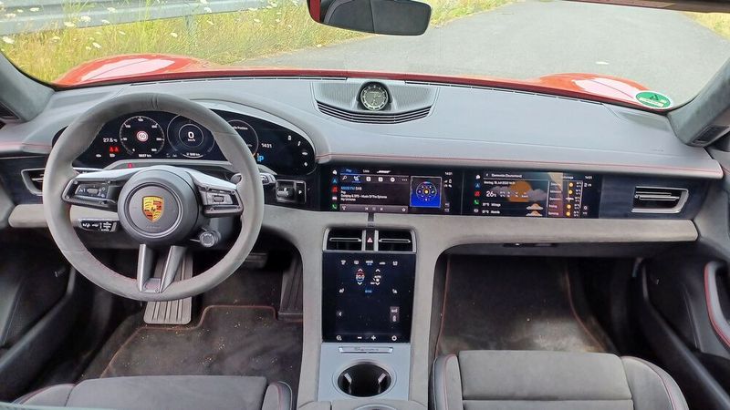 Drei Touchscreens sind für die Infotainment- und Fahrzeug-Einstellungen zuständig. (Bild: Axel F. Busse)