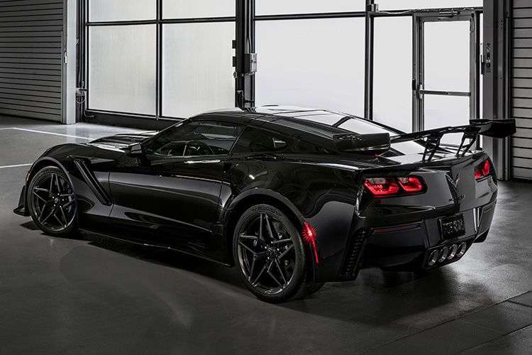 Für mehr Abtrieb haben die Ingenieure die Aeordynamik des ZR1 optimiert und bieten zudem zwei unterschiedliche Aero-Kits an. (Bild: Chevrolet)