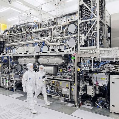 High-NA-EUV-Anlage von ASML: High-End-Fertigungstechnologie des niederländischen Ausrüstungsherstellers soll trotz Exportverboten nach China gelangt sein. ASML weist die Vorwürfe zurück. (Bild: ASML)