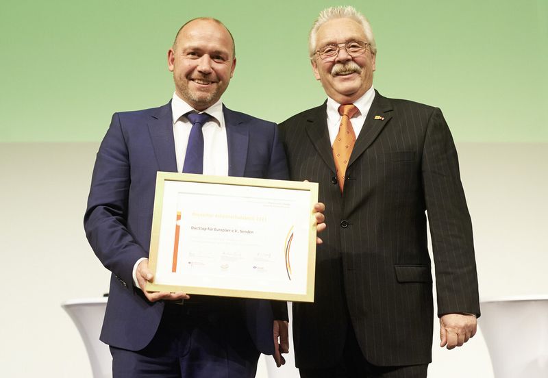 Einen Sonderpreis erhält der Verein Doc Stop für Europäer e.V. für seine ehrenamtliche Initiative „Medizinische Unterwegsversorgung für Bus- und Berufskraftfahrer“. Das Prinzip: Die Fahrer können bei gesundheitlichen Beschwerden eine Hotline anrufen, über die ihnen ein Mediziner aus dem bundesweiten Ärztenetzwerk von Doc Stop vermittelt wird. (Bild: DGUV, LASI, BMAS)