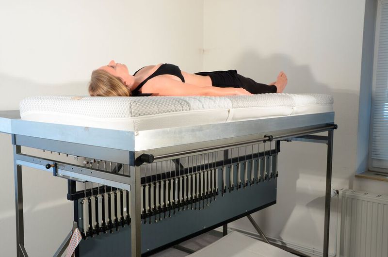 Legt sich ein Proband auf die Matratze, verformt sich die Oberfläche und die Sensoren erfassen die Tiefe des Einsinkens. (Bild:  Forschungsgruppe Industrieanthropologie, Christian-Albrechts-Universität in Kiel)