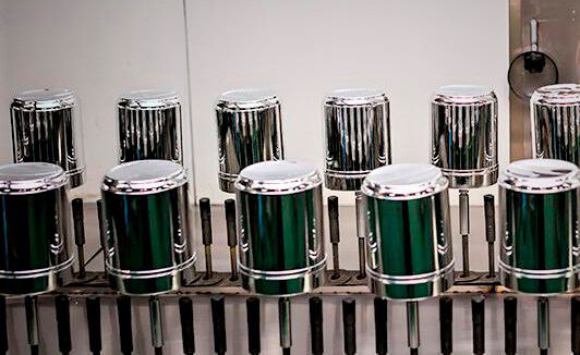 Die Experten von Innovent e.V Technologieentwicklung Jena haben eine umweltschonende Methode zur Metallsierung diverser Kunststoffoberflächen entwickelt. Hier mehr dazu. Die Experten von Innovent e.V Technologieentwicklung Jena haben eine umweltschonende Methode zur Metallsierung diverser Kunststoffoberflächen entwickelt. Hier mehr dazu.