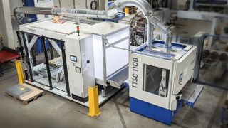 Besonders hilfreich ist, dass der Roboter teachfrei arbeitet: Ein 2D-Vision-System scannt das jeweilige Werkstück ab, erfasst seine Geometrie und berechnet automatisch den optimalen Greifpunkt. (Bild: Hans Weber)