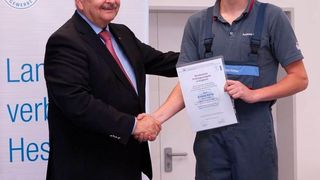 Präsident Jürgen Karpinski (li.) gratuliert Andreas Köhler zum Gewinn des hessischen Leistungswettbewerbs 2015. (Foto: Landesverband)