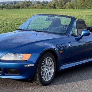 Bulliger als Fiat Barchetta, MG F oder Mazda MX-5: Der BMW Z3 mit langer Schnauze, kurzem Heck und dickeren Backen in Topasblau nach dem Facelift von 1999.(Bild:  autodrom)