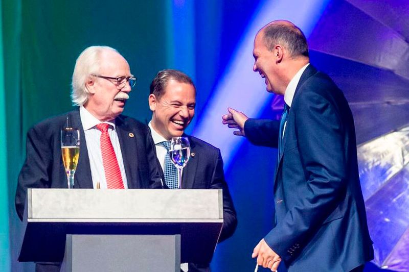 Neben Martin Osterberger-Seitz (Mitte) ist Bernd Czolkos Teil der Geschäftsführung (re.). Er kümmert sich um die Bereiche Finanzen und Werkstatt.  (Bild: Seitz-Gruppe)