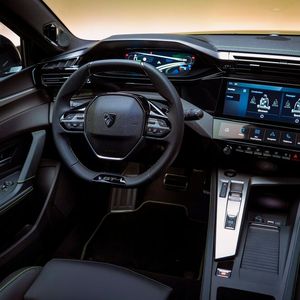 Das i-Cockpit bleibt typisch Peugeot.(Bild:  Peugeot via Autoren-Union Mobilität)