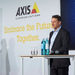 Gastgeber Maximilian Galland (r.), Manager Sales DACH bei Axis Communications, eröffnete den Partnertag gemeinsam mit Philippe Kubbinga, derzeit noch Regional Director Middle Europe, ab Anfang 2025 im Ruhestand. Sein Nachfolger wird Tobias Metsch. (Bild: Axis Communications)