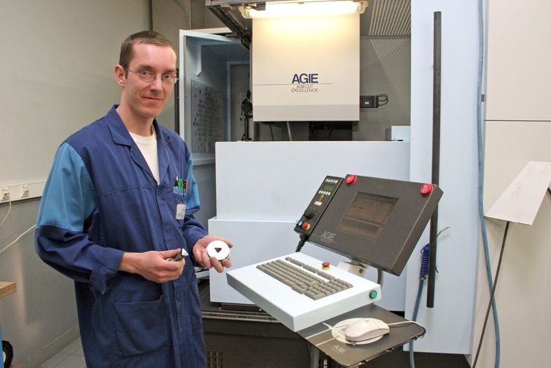 Drahtschneiden mit der Schneiderodiermaschine Agiecut Excellence (Polis Precis). Bild: Agie-Charmilles (Archiv: Vogel Business Media)