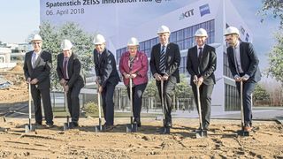 Spatenstich für den Zeiss Innovation Hub @ KIT (v. l. n. r.): Bernd Stober, Bürgermeister der Gemeinde Eggenstein-Leopoldshafen; Prof. Thomas Hirth, Vizepräsident des KIT für Innovation und Internationales; Professor Michael Kaschke, Vorsitzender des Vorstands der Carl Zeiss AG; Theresia Bauer, Ministerin für Wissenschaft, Forschung und Kunst Baden-Württemberg; Professor Holger Hanselka, Präsident des KIT; Dr. Ulrich Simon, Corporate Research & Technology der Zeiss AG; und Dr. Michael Thiel, Mitgründer der Nanoscribe GmbH. (Amadeus Bramsiepe, KIT)