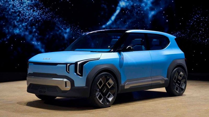 Der rund vier Meter lange Crossover Kia EV2 übernimmt ab dem Frühjahr zunächst die Rolle des Einstiegs-Stromers unterhalb des größeren EV3. (Bild: Kia)