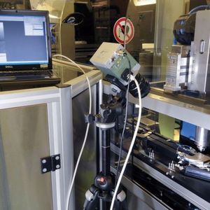 Bild 2: Pick-and-Place Montage von Arzneimittel-Spendesystemen bei Rexam Pharma analysiert mithilfe der MotionBLITZ Cube3. In der Montageanlage sind die Bauteile im schnellen Takt zu montieren. Mit dem modernen Analysesystem MotionBlitz Cube konnten Steuerungsprobleme millisekundengenau erkannt und dadurch der Prozess fehlerfrei und effizienter gestaltet werden.(Bild:  Mikrotron)