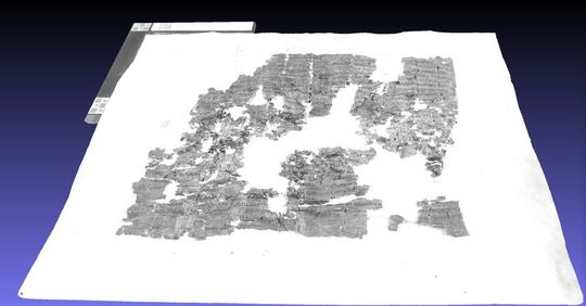 Dieser Papyrus aus Herculaneum konnte entrollt werden, weist aber starke Zerstörungen auf. Die 3D-Aufnahme wurde aus Einzelaufnahmen zusammengesetzt und entstand mithilfe der Photogrammetrie. Diese Methode erlaubt es, die räumliche Struktur des Papyrus besser zu erkennen.(Bild:  Biblioteca Nazionale di Napoli „Vittorio Emanuele III“/EduceLab, University of Kentucky.)