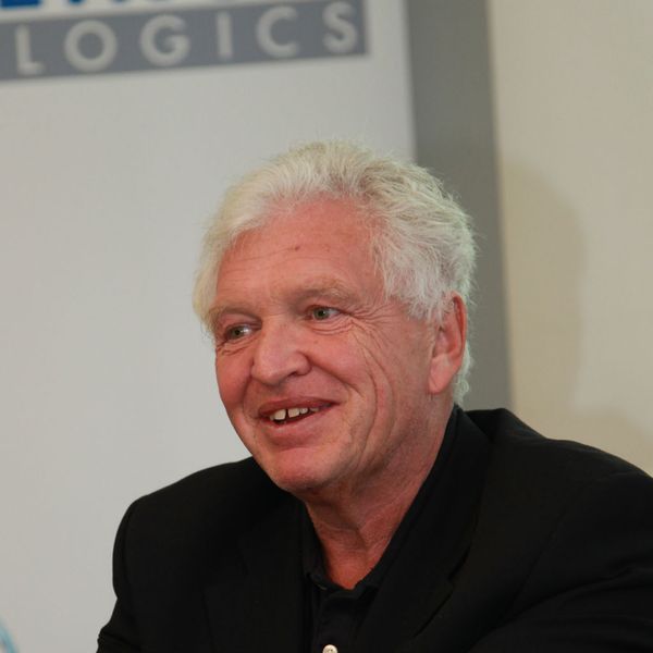 Hans Loibner, Vorstandsvorsitzender und CEO von Apeiron: „Wir sind sehr erfreut darüber, dass wir GSK, eines der weltweit größten pharmazeutischen Unternehmen, überzeugen konnten, dieses faszinierende Projekt zu lizenzieren. Ich bin überzeugt, dass das Know-how von Apeiron auf diesem Gebiet in Kombination mit der umfassenden Kompetenz von GSK in den Bereichen Entwicklung und Vermarktung der beste Weg für die Einführung einer innovativen Therapie für Patienten auf der ganzen Welt ist.“  (Bild: Karin Gartner/Apeiron Biologics)