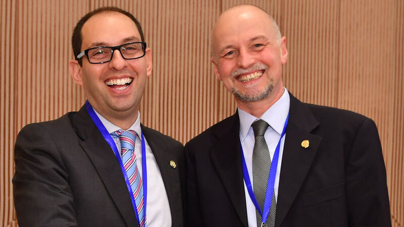 Symbolische Übergabe des TMB Chair vom Vorgänger, Dr. Luca Costa (Italien; Treasurer IIW, links), an Stephan Egerland (rechts). (Fronius)