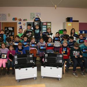 Große Freude: Die Schüler bei der Übergabe der Tablets