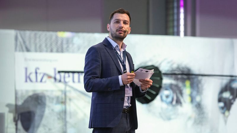 ... mit Tolga Dogan, Vertriebsleiter von Fahrzeugpool 24 auf, wie Autohäuser von Auktionsplattformen für Wiederverkäufer profitieren können. (Stefan Bausewein)