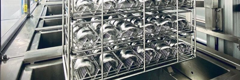 Bei der Herstellung von Knieprothesenschablonen ist eine Reinigung oder Passivierung erforderlich.(Bild:  Intech)