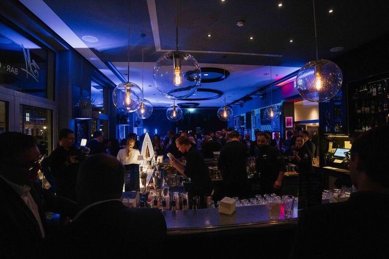 Disko-Feeling in der Bar. (Bild: Manuel Emme Fotografie)