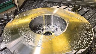 In der ersten Aufspannung schruppte Haku mit der 12er-Platte die Kontur auf der Vorderseite und die Bohrung vor. (Iscar)