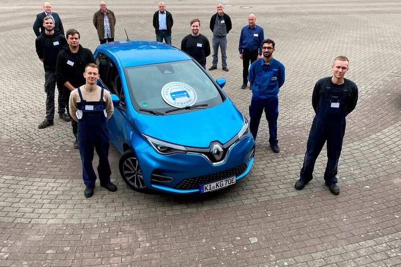 Die Prüfer und Teilnehmer des Landeswettbewerbs 2020 in Schleswig-Holstein. (Bild: Kfz-Gewerbe Schleswig-Holstein)