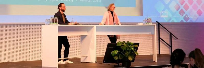 Machinenmarkt-Chefredakteur Benedikt Hofmann mit Dr. Kerstin Röse von Siemens auf der Bühne von Future of Industrial Usability 2022.(Bild:  Vogel Communications Group)