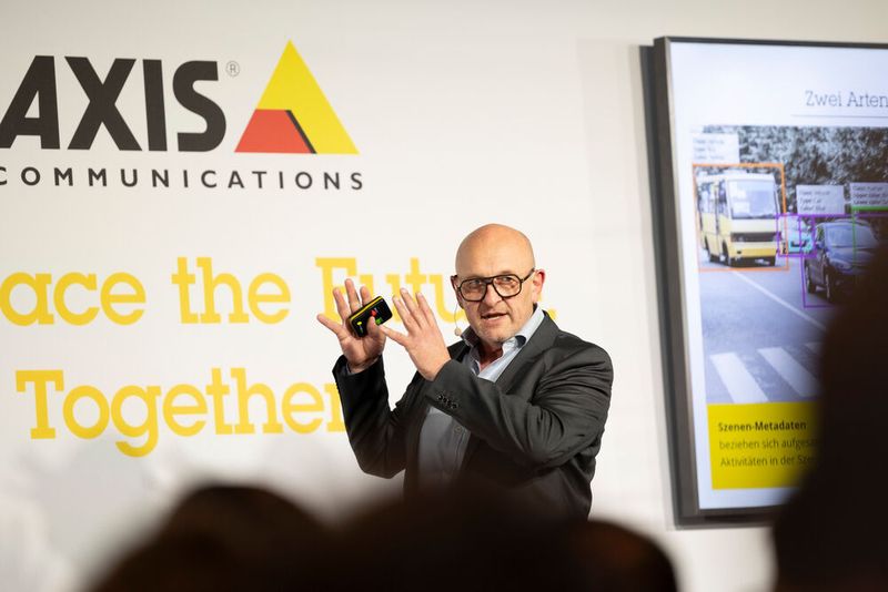 ... und Albert Unterberger, Consultant und Analytics Specialist bei Axis, auch auf den EU AI Act sowie ethische Fragestellungen rund um Künstliche Intelligenz ein. Sie zeigten auf, inwieweit KI bereits in den Analysefunktionen von Axis zum Einsatz kommt.  (Bild: Axis Communications)