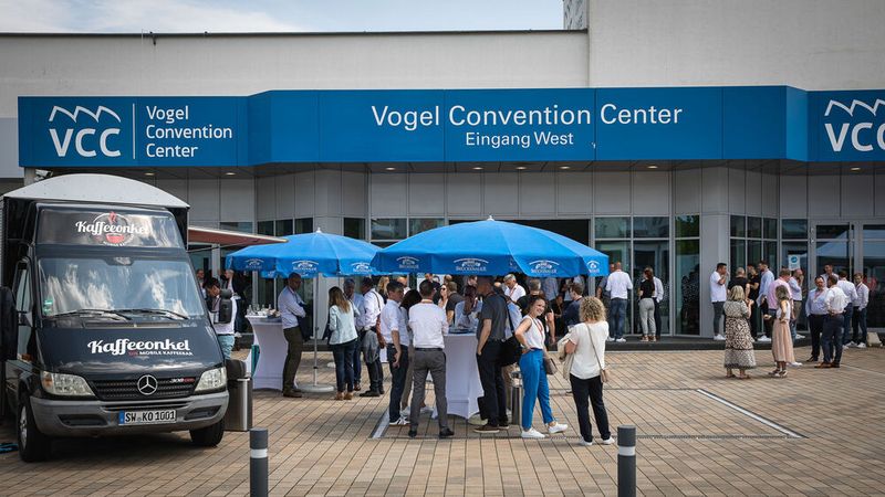 In der Mittagspause war Netzwerken angesagt. (Bild: Stefan Bausewein)