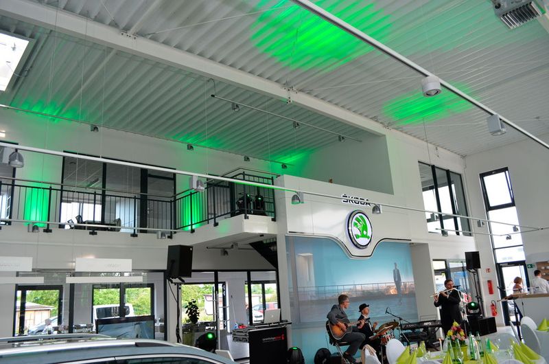 Im Showroom verbreiteten Strahler zusätzlich das Skoda-Grün. (Bild: Grimm/»kfz-betrieb«)