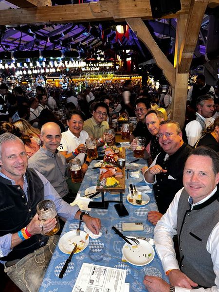 (v. l.) Björn Siewert (S&K), Steven Pollok, Hoon Seol, Jun-Hak Kim und Dawid Hwang (Samsung), Christian Helisch (S&K), Ralf Schweitzer (GSD) und Markus Hollerbaum (S&K) (Bild: Vogel IT-Medien GmbH)