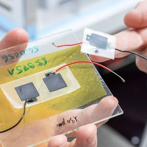 Die biologisch abbaubare Batterie besteht aus vier Schichten, die alle nacheinander aus einem 3D-Drucker fließen. Das Ganze wird dann wie ein Sandwich zusammengefaltet, mit dem Elektrolyten in der Mitte.