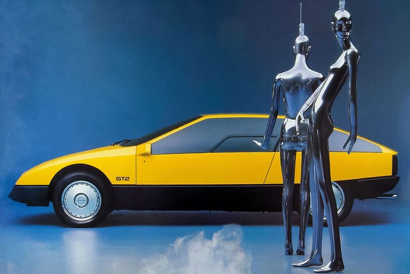 1975 auf der IAA in Frankfurt stellte Opel den GT2 vor. Er war als potenzieller Nachfolger des legendären Opel GT gedacht. Nachdem in den Siebzigerjahren die Keilform in Mode kam, machte sich der damalige Opel-Designchef Henry H. Haga entsprechend ans Werk. Der GT2 war dank seiner auf Schienen laufenden Schiebetüren und generell wegen seines futuristischen Designs eines der Highlights der IAA 1975. Opel betonte bei der Vorstellung des Wagens seine Effizienz, ein wichtiger Aspekt mit Blick auf die Ölkrise von 1973. Dank der glatten Oberflächen betrug der cW-Wert des Modells nur 0,32. Technische Basis des GT2 war der Manta. (Bild: Opel)