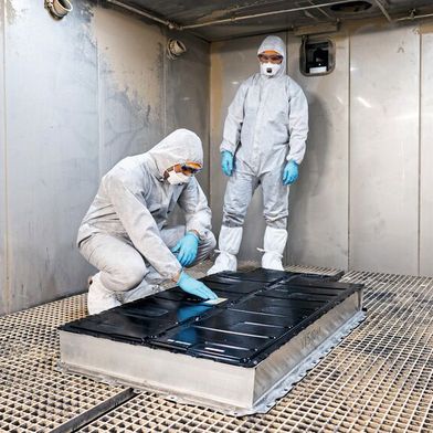 Für die Belastungstests von Batterien hat der TÜV Rheinland eine spezielle Kammer. (Bild: TÜV Rheinland/Oliver Tjaden)