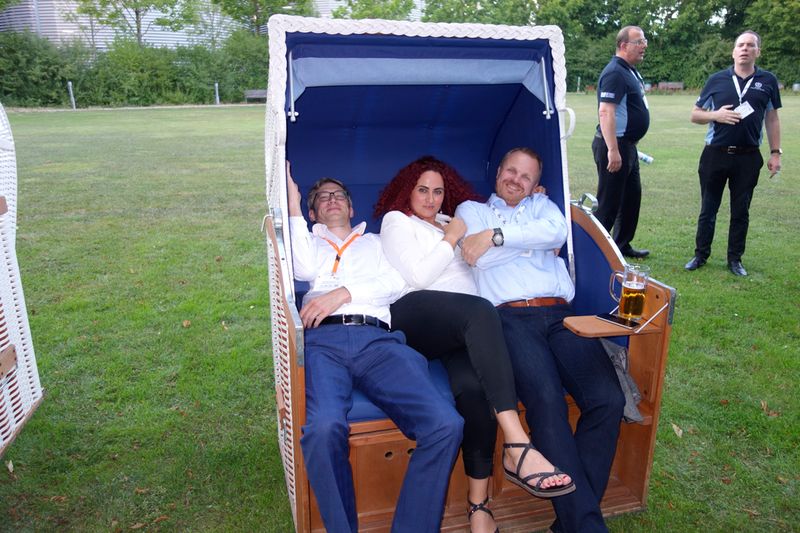 Was nicht passt, wird passend reingequetscht! (v. l.) Joachim Fischer, NEC, Besa, IT-BUSINESS, und Andreas Stelly, Kern&Stelly. (Bild: IT-BUSINESS)