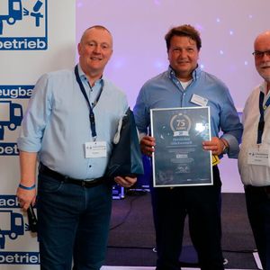 »F+K«-Chefredakteur Konrad Wenz (r.) gratulierte ZKF-präsident Peter Börner (l.) und Hauptgeschäftsführer Thomas Aukamm zum 75-jährigen Bestehen des ZKF.  (Bild:  Klasing)