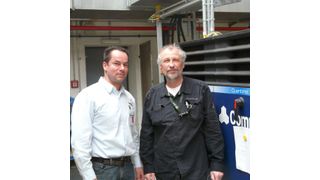 Helmut Rembert (r.), Senior Facilities Engineer im John Deere-Werk Mannheim und Norbert Nitsche CompAir Key Account Manager, sind mit dem Quantima-Kompressor von Compair zufrieden. (Bild: Compair)