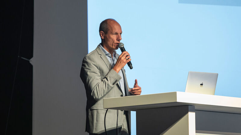 Mathias R. Albert, Gründer und CEO von Vive La Car, zeigte, wie sich das Geschäft mit Autoabos optimieren lässt. (Stefan Bausewein)