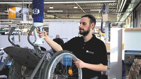 Selbst 40 Kilogramm schwere Rollstühle bewegen Mitarbeitende dank JumboFlex Generation 2 mühelos. (Bild: Schmalz)