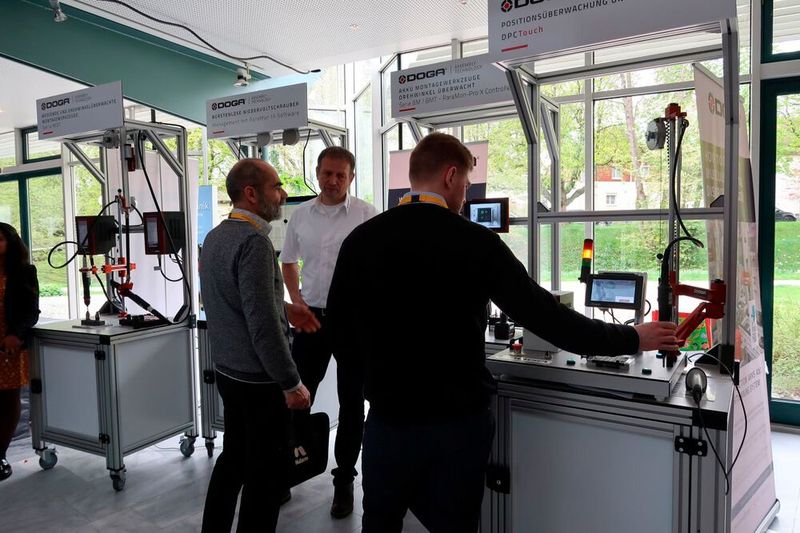  Dogatec zeigte seine drehwinkelüberwachten Montagewerkzeuge sowie seine Drehmoment-Abstützungen mit Positions- und Sequenzüberwachung. (Bild: D. Quitter - VCG)
