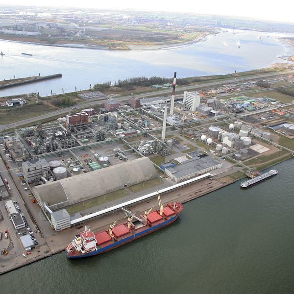 Mitten im Chemie-Hotspot: Die Produktionsanlagen in Lillo und Kallo im Antwerpener Hafen spielen eine zentrale Rolle bei der Produktion von Hochleistungskunststoffen des Kölner Spezialchemie-Konzerns Lanxess. (Lanxess)