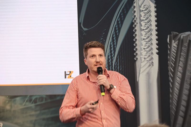 Thomas Niefenecker, Leitung Verkauf International/Übersee bei Hufschmied Zerspanungssysteme, interessante Einblicke in die Besonderheiten der Zerspanung in den Prozessketten der Luft- und Raumfahrtbranche. (Bild: Maschinenmarkt/rw)