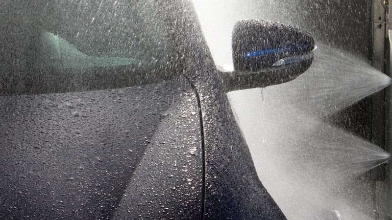 FlexControl-Bürstenwäsche in Kombination mit dem optionalen Seitenhochdruck garantiert die SoftCare SE eine gründliche Reinigung. (Bild: WashTec Cleaning Technology GmbH )