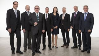 Aufsichtsrat und Vorstand der Wittenstein AG (v.r.n.l.): Aufsichtsratsvorsitzender Dr.-Ing. E.h. Manfred Wittenstein, Dr. Stefan Reineck, Stellvertretender Aufsichtsratsvorsitzender Dr. Manfred Biehal, Karin Markert, Vorstand Karl-Heinz Schwarz, Vorstandsvorsitzender Prof. Dr.-Ing. Dieter Spath, Prof. Ronald Gleich und Jürgen Guckenberger. (Bild: Wittenstein)