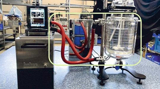 Abb. 3a: Die grüne Linie zeigt die Systemmasse eines Reaktoraufbaus(Bild:  Peter Huber Kältemaschinenbau)