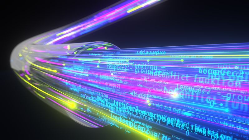 Ob die Datenübertragung via Kupferleitung oder Lichtwellenleiter sinnvoller ist, entscheidet der konkrete Anwendungsfall.(Bild:  © Alexander Limbach – stock.adobe.com)