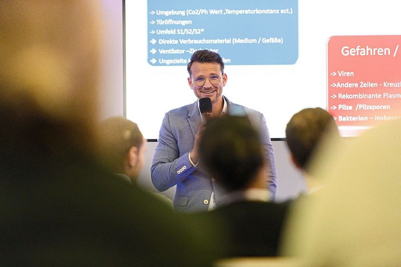 Im Vortrag von PHC Europe stellt Christian Froese moderne Sterilisationsmethoden in der Zellkultur vor. Dafür gibt es explizit Lob von der Besucherin im nächsten Bild.    Mehr Infos zu den kommenden LAB-SUPPLY-Messen finden Sie auf www.lab-supply.info (Bild: Stefan Stark)