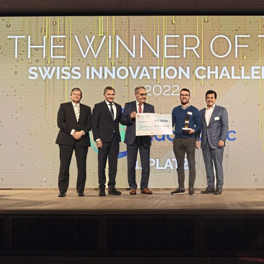 Die Hauptgewinnerin des SIC Award 2022, die ai Endoscopic AG bei der Preisübergabe. Die Hauptgewinnerin des SIC Award 2022, die ai Endoscopic AG bei der Preisübergabe.